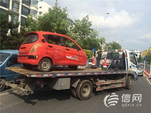 老年代步車長期占用停車位，交警取證后依法拖移，行業(yè)亂象亟待治理